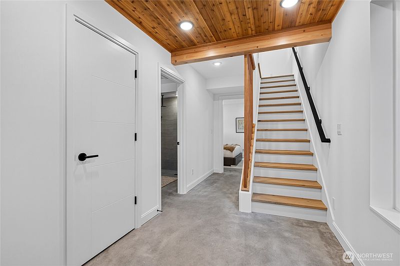 4th image of 5013 Fauntleroy Way SW