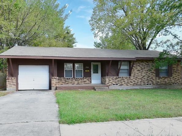 1304 Skyline Dr, Greenville, TX 75401