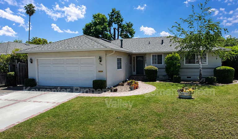 1114 Lynn Way — Photo 1