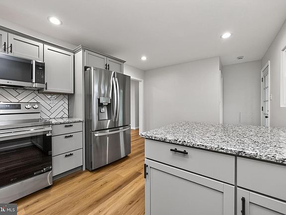 5th image of 1062 Hale St