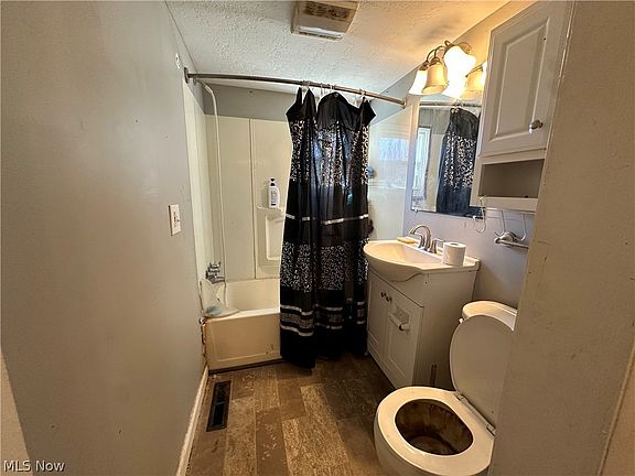 5th image of 2907 25th St NE