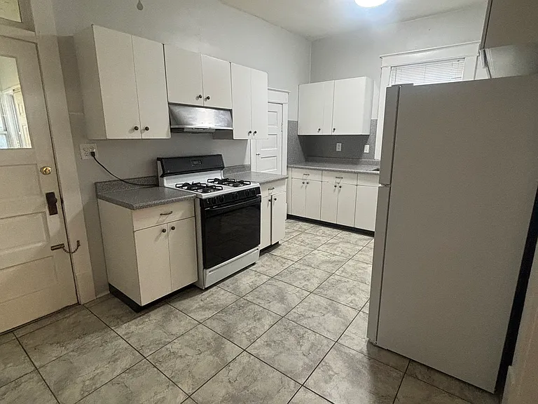 310 Robertson Ave — Photo 6