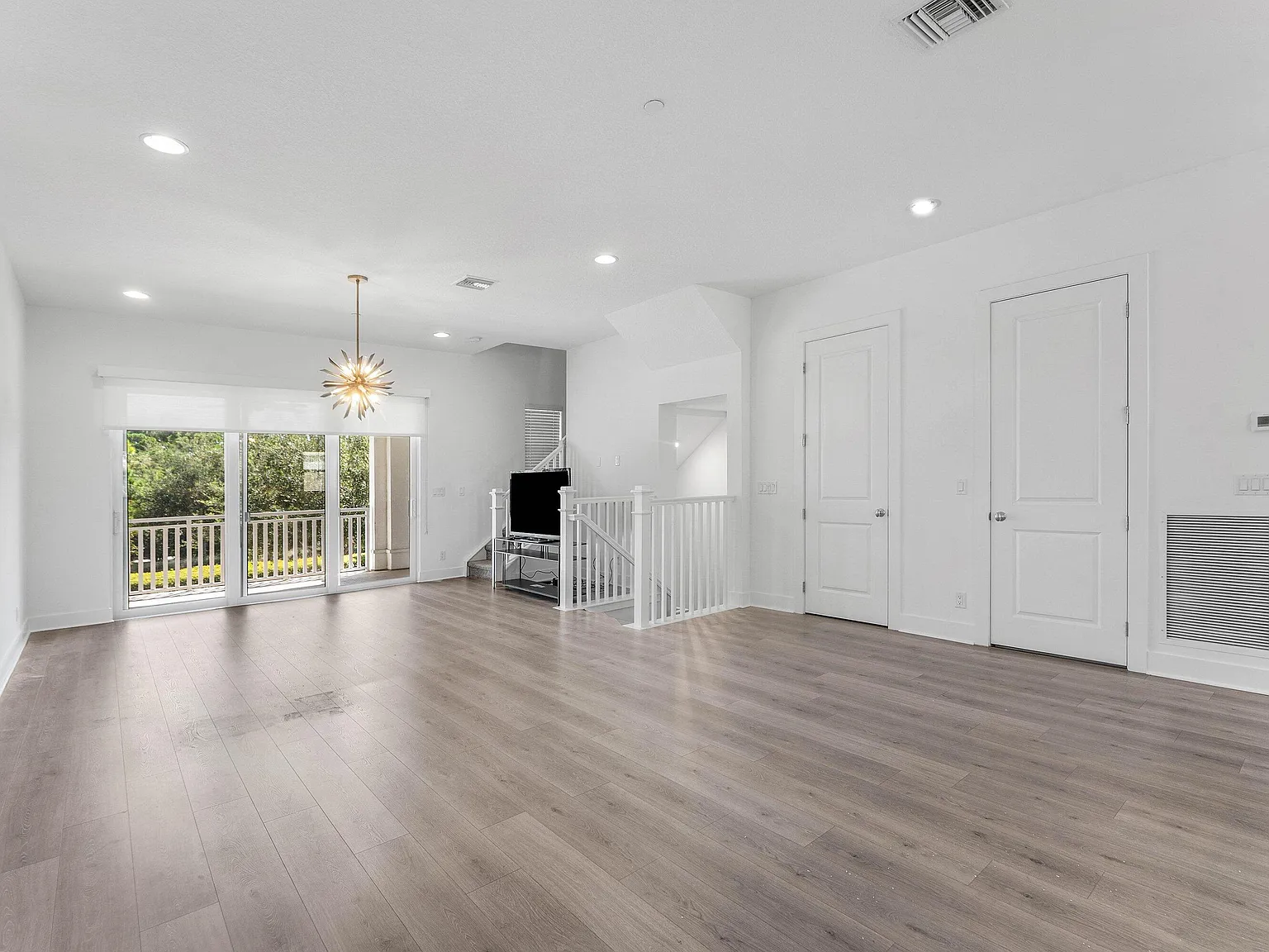 4 bed, 3.5 bath, 2252 sqft, $5,300 — Photo 3