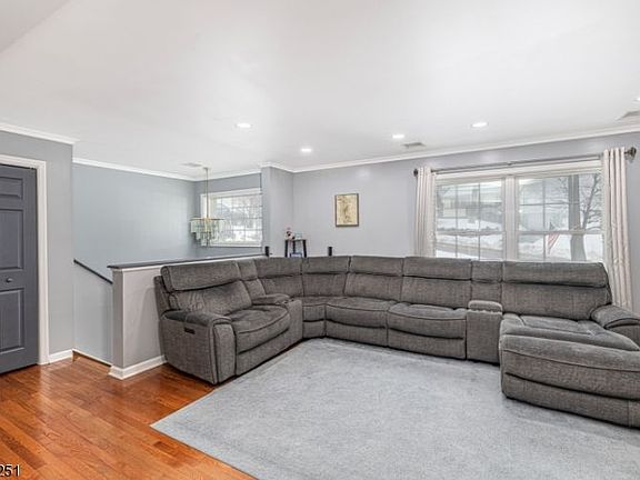 5th image of 81 Panorama Dr