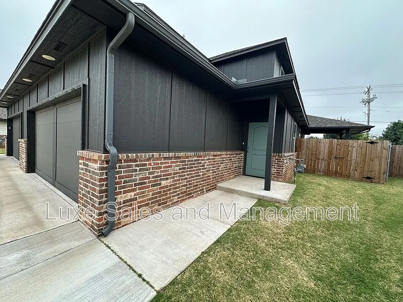 3 bed, 2.5 bath, 1263 sqft, $1,545 — Photo 3