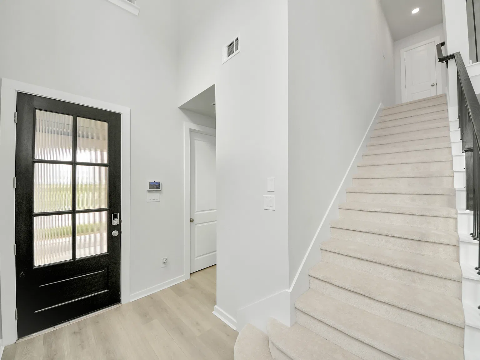 4 bed, 2527 sqft, $2,700 — Photo 4