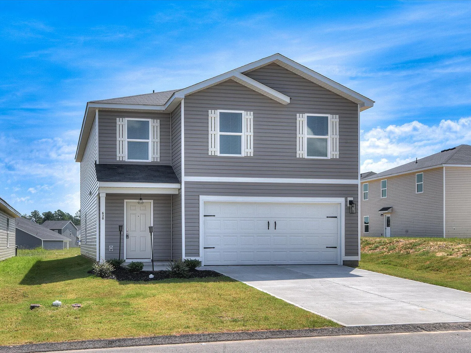 5 bed, 2.5 bath, 2408 sqft, $2,495 — Photo 2