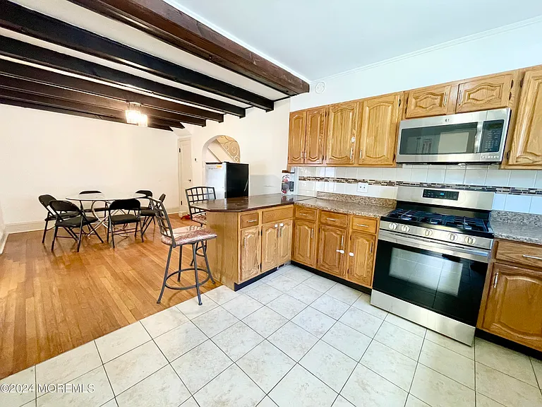 254 Lawrence Ave — Photo 6
