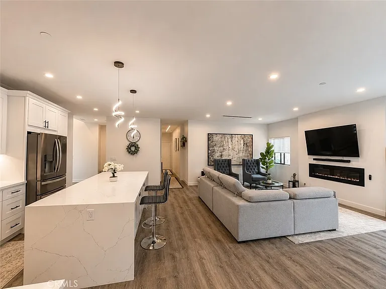 7717 Jamieson Ave — Photo 6