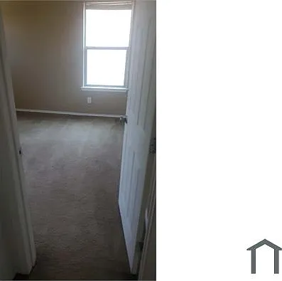 6 bed, 2490 sqft, $2,900 — Photo 3