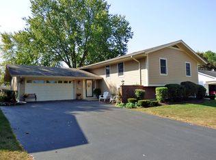 910 Foxwood Cir, Geneva, IL 60134