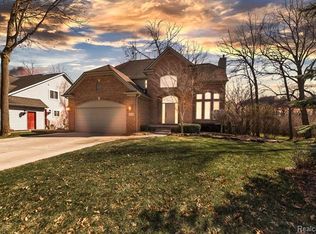 7505 Pine Creek Trl, Waterford, MI 48327