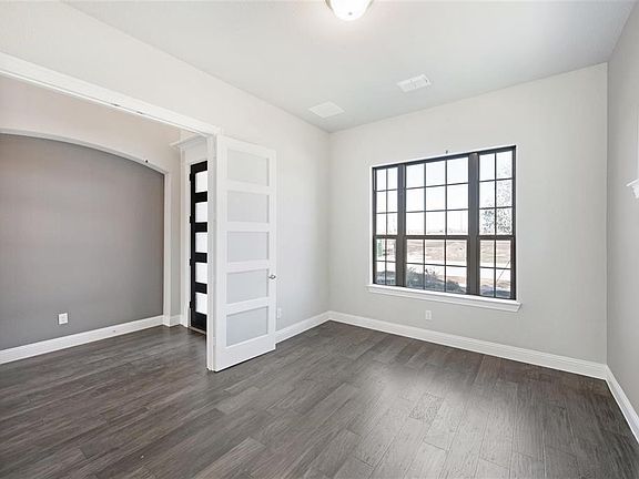 4th image of 3825 Idlebrook Dr