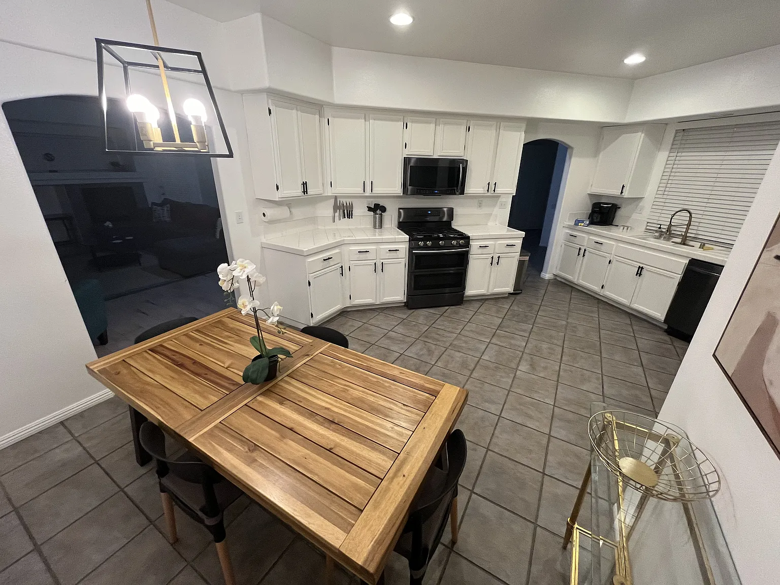 3 bed, 2195 sqft, $4,000 — Photo 2