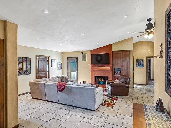 4th image of 810 Altura Pl