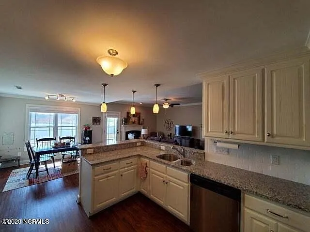 683 Brookfield Dr — Photo 2