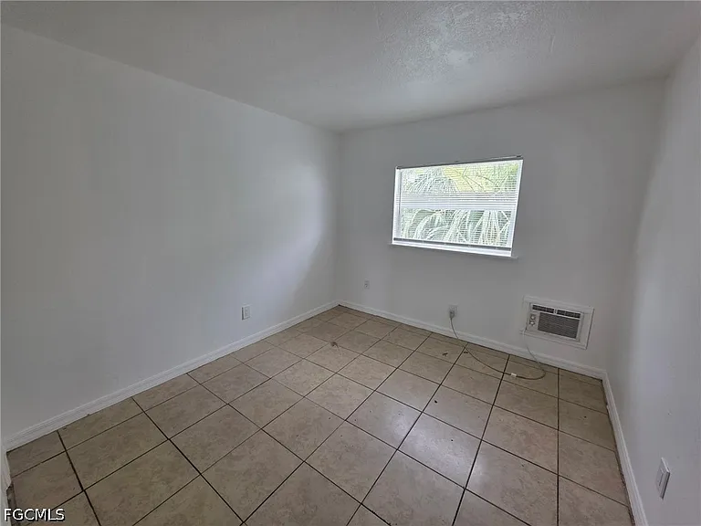 2452 Stella St #106 — Photo 1