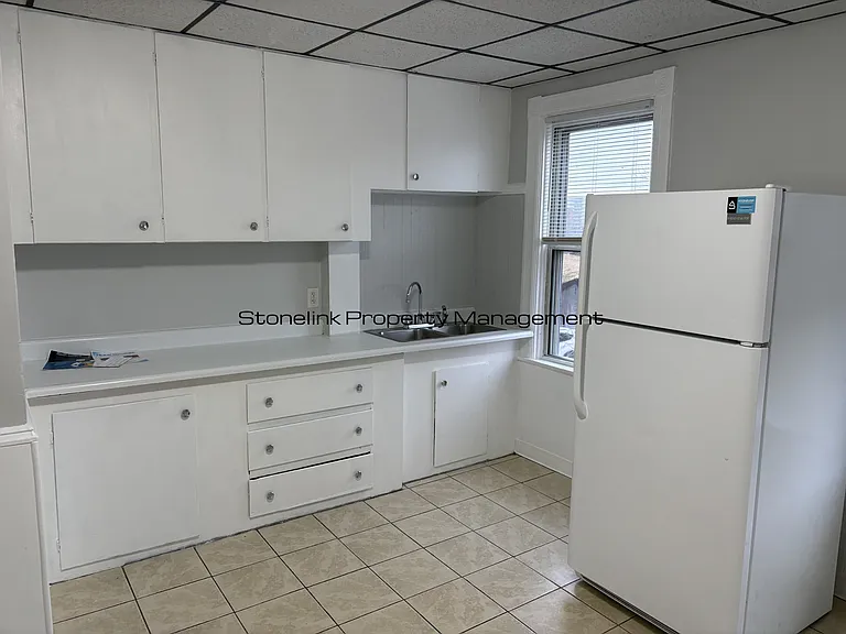 315 E School St — Photo 3