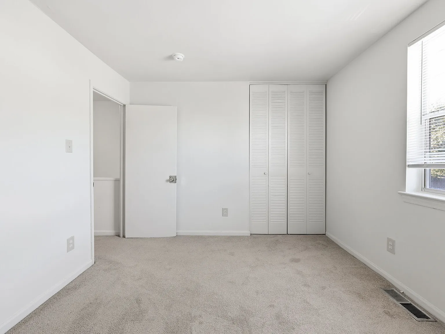 Crown Square Apartments — Photo 4