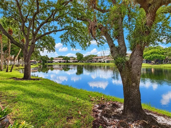 9012 Vineyard Lake Dr, Plantation, FL 33324