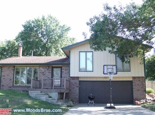 911 Sharon Rd, Beatrice, NE 68310