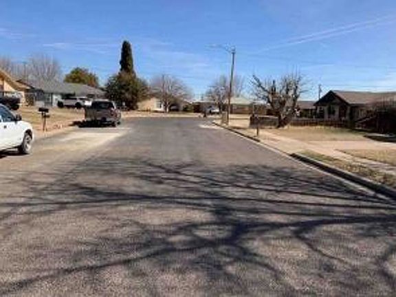 Exterior Neighborhood (street photo)