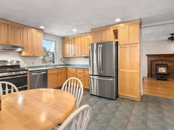 2 School St #1, Essex, MA 01929