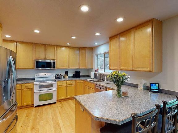 5th image of 840 SE Sunnymead Way