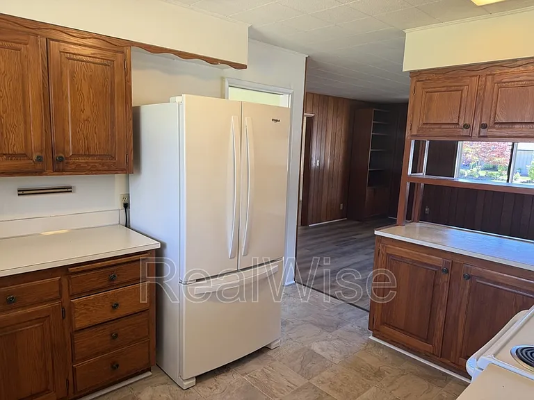 710 NW Midland Ave — Photo 17