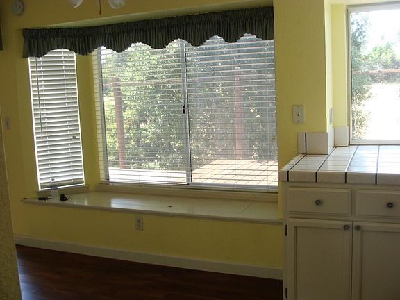 Breakfast nook with window bench and Bay window