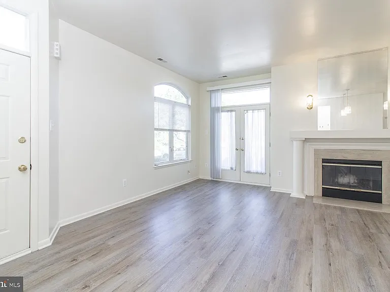 1004 Barbaras Ct — Photo 4