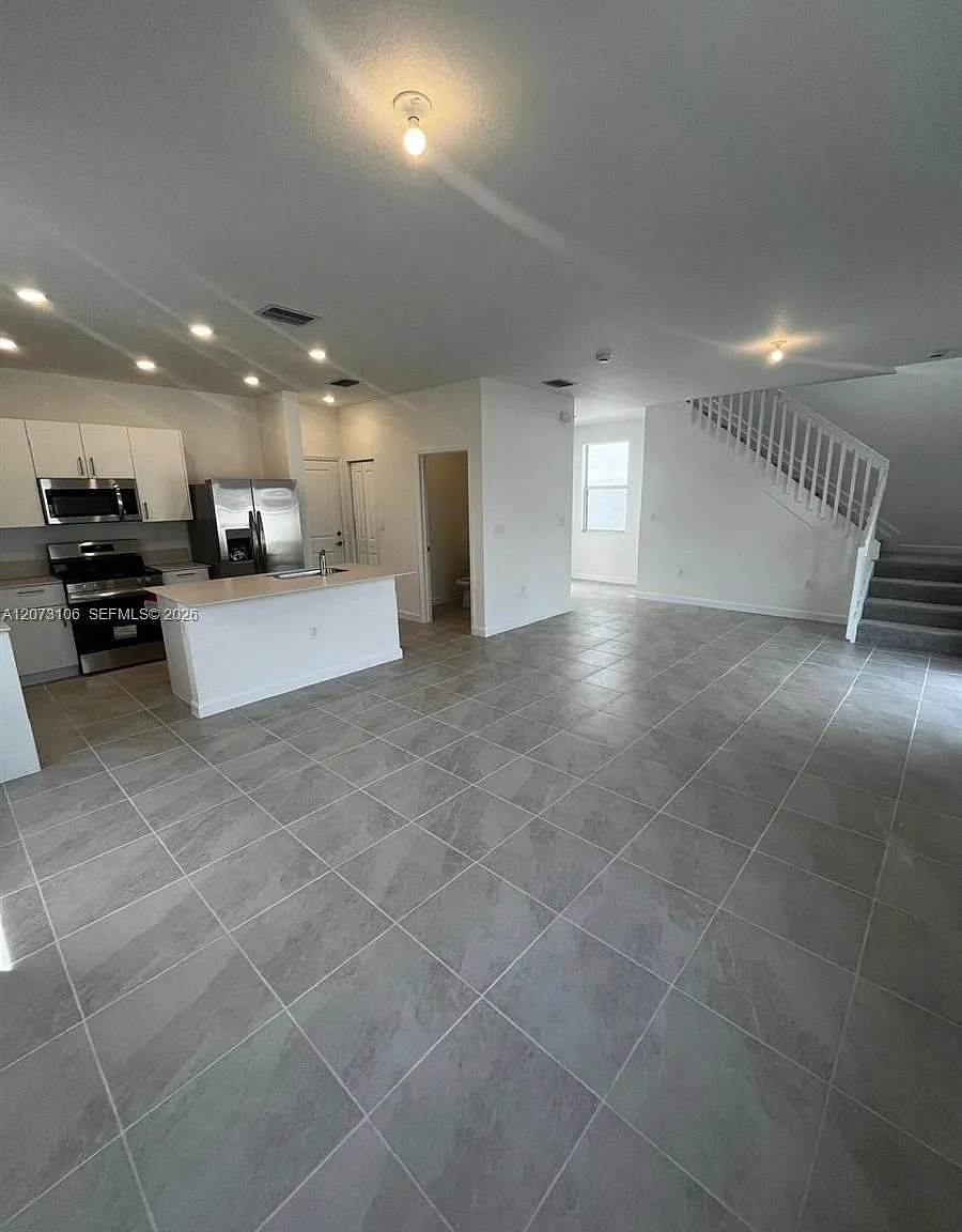4 bed, 2600 sqft, $4,000 — Photo 3