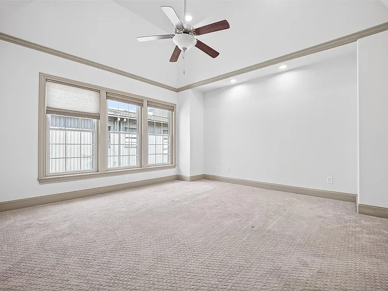 308 W Bell St — Photo 40