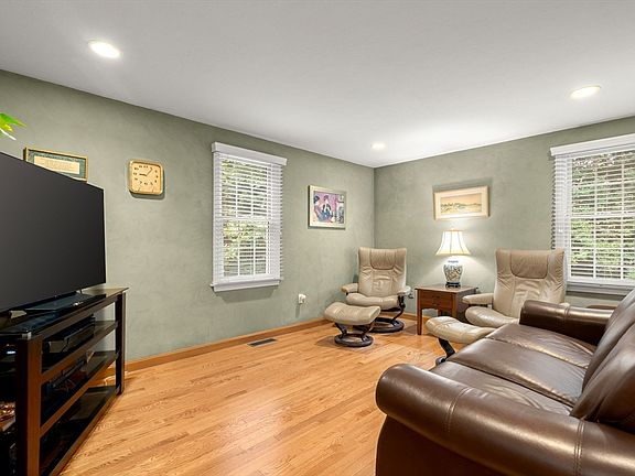 5th image of 13 Bayberry Rd