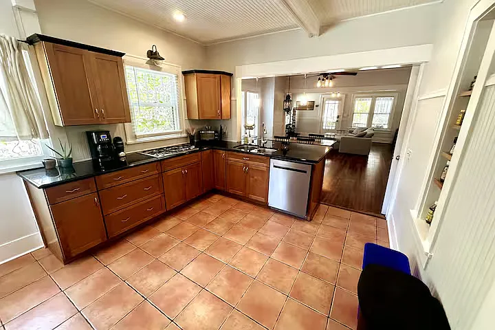 102 10th Ave NE — Photo 6