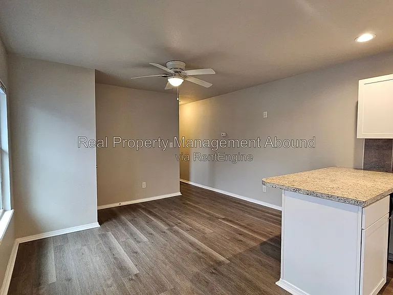 727 S Olympia Ave — Photo 38