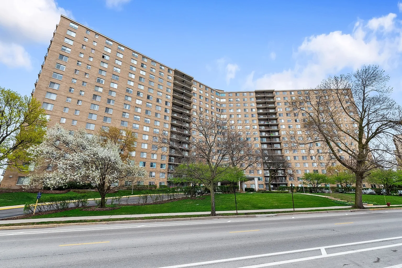 7033 N Kedzie Ave APT 104 photo 1