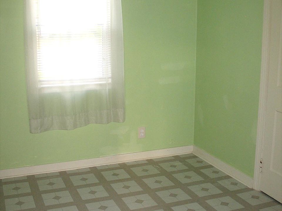 bedroom with closet