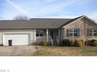 7898 Springdale Meadow Dr, Stokesdale, NC 27357