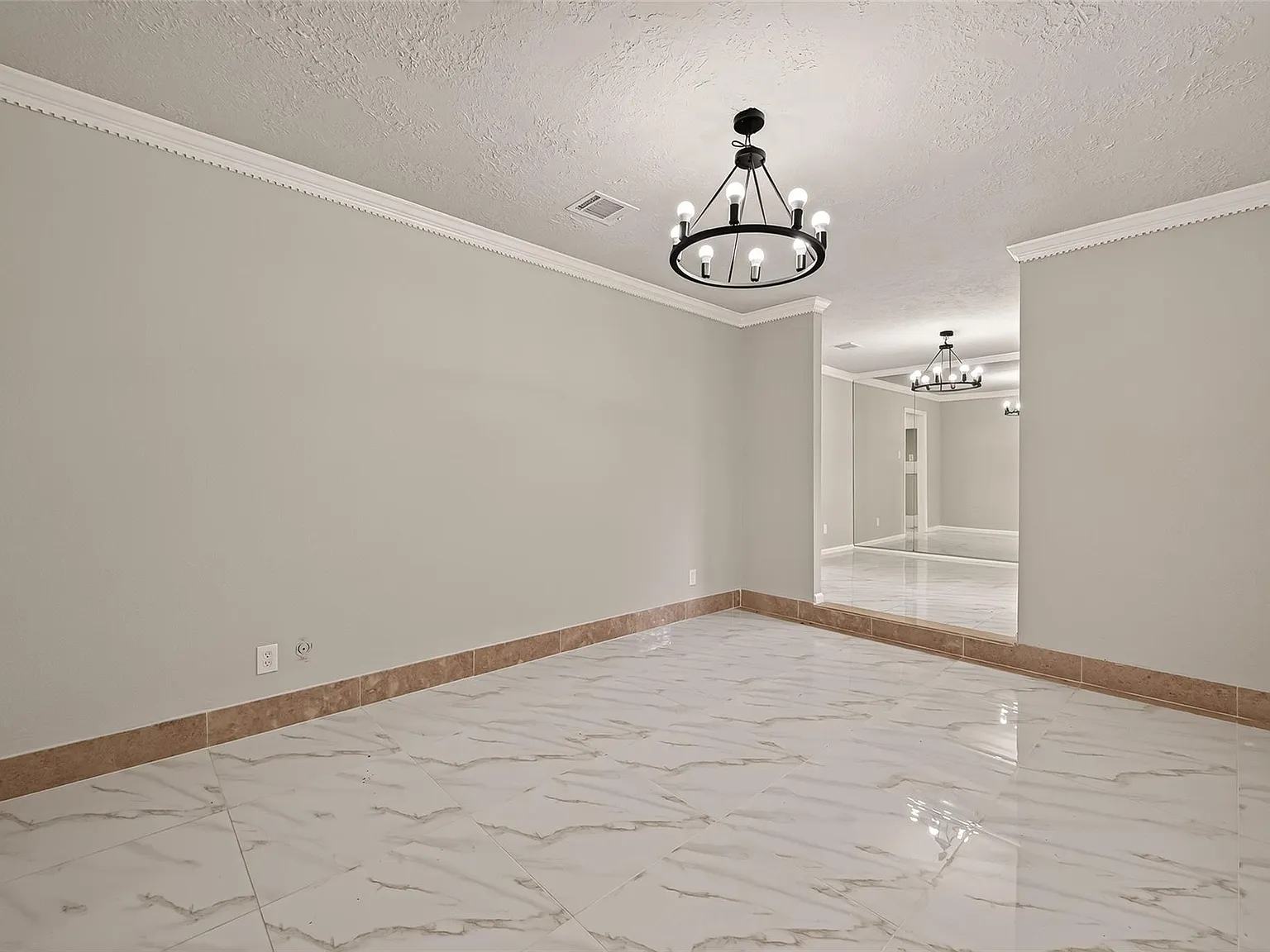 5 bed, 5.0 bath, 3285 sqft, $3,200 — Photo 3