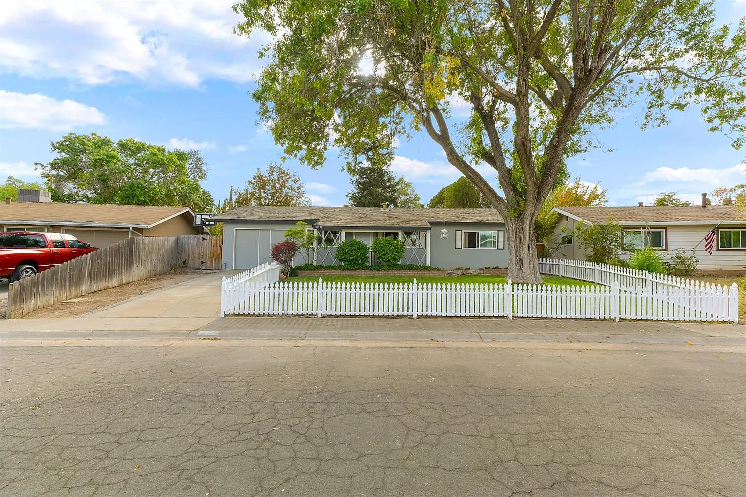 6912 Treelark Way photo 1