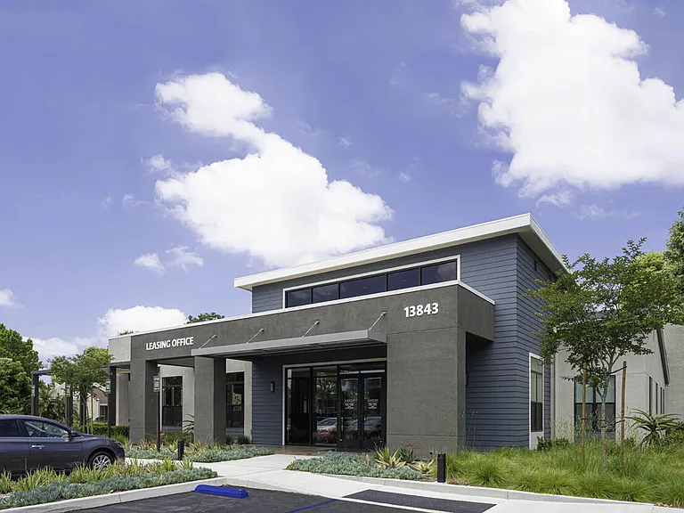 Axiom Tustin — Photo 37