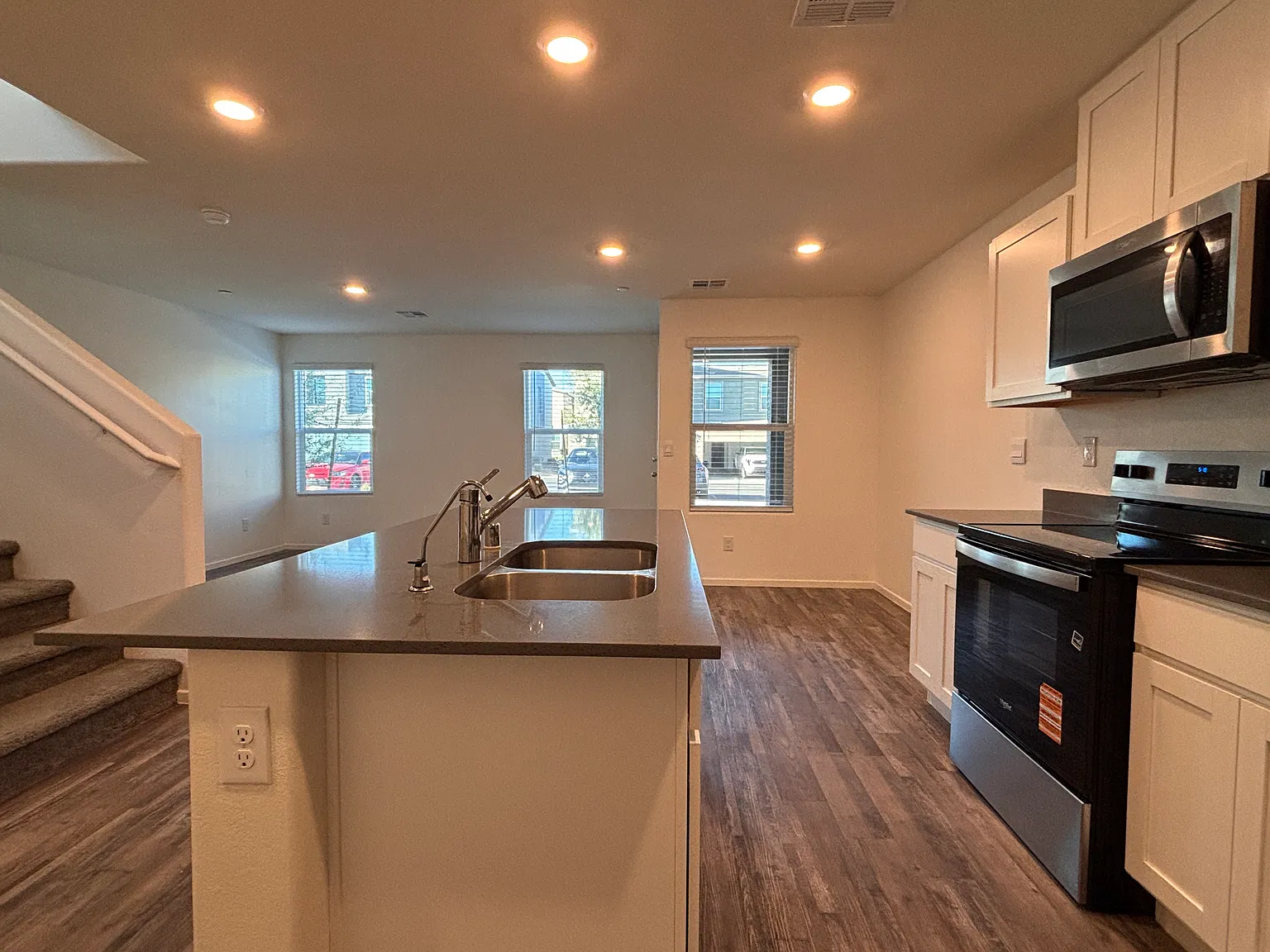 3 bed, 1401 sqft, $1,950 — Photo 3