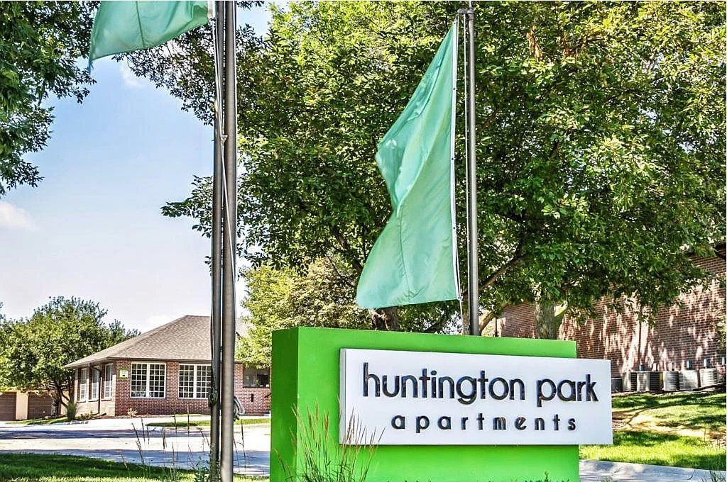 Huntington Park — Photo 1