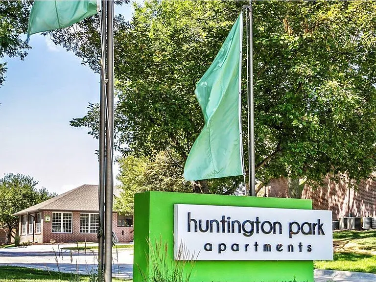 Huntington Park — Photo 1