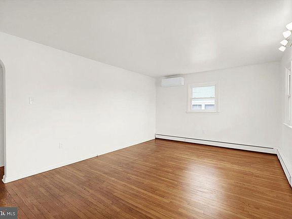 5th image of 328 E Penn Ave