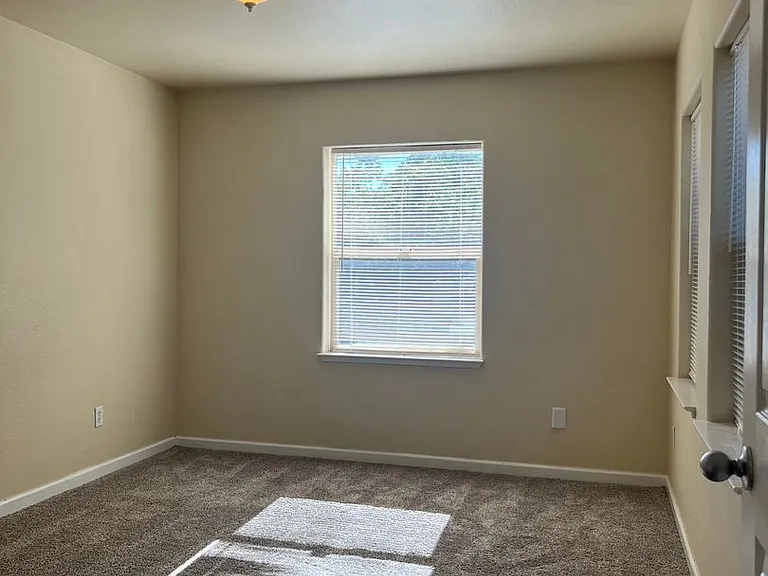 621 Elko Ave — Photo 6