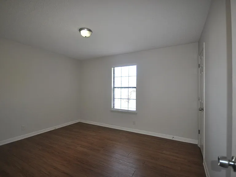 920 Emmett Ave — Photo 8