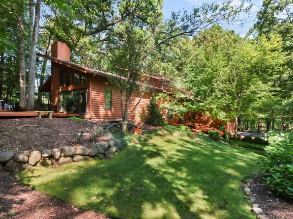 20 Abbey Springs DRIVE, Fontana, WI 53125