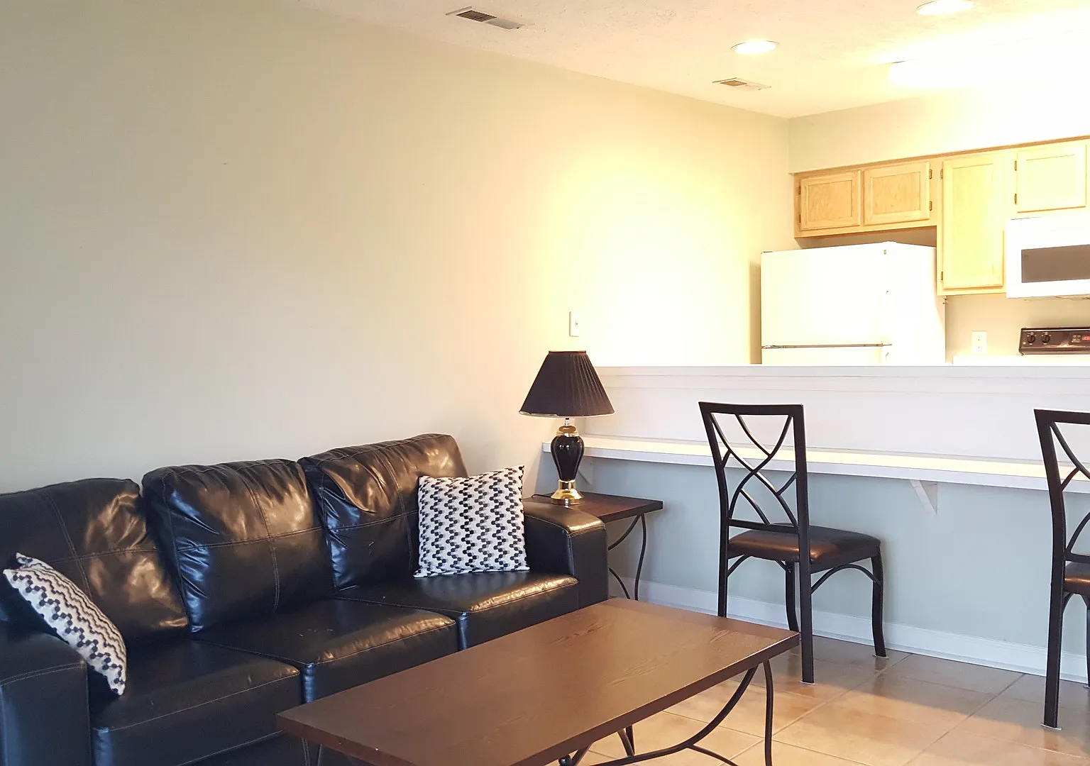 Reduced! Fully Furnished 1 Bedroom Condo In River Oaks — Photo 1
